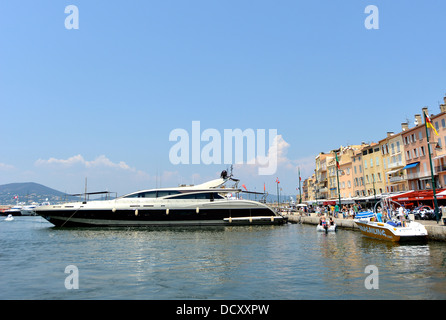 Luxury motor yacht port de Saint Tropez Var Provence Côte d'Azur France Banque D'Images