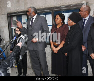 Neville Lawrence Les parents de victime de meurtre Stephen Lawrence faire une déclaration à l'Old Bailey après Gary Dobson et David Norris ont été condamnés pour le meurtre de leur fils, il y a 18 ans à Londres, Angleterre - 04.01.12 Banque D'Images