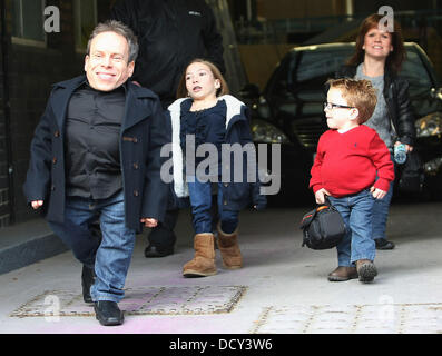 Warwick Davis avec sa femme Samantha et les enfants et à l'Annabel Harrison ITV studios London, England - 09.01.12 Banque D'Images