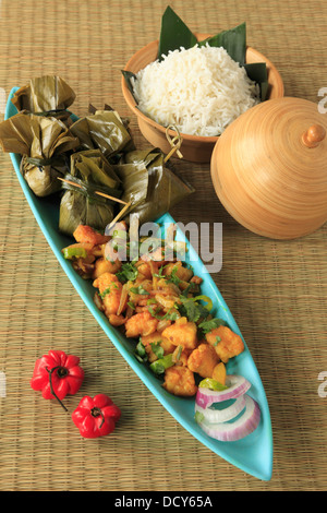 Plat de poisson birman avec du riz vapeur Banque D'Images