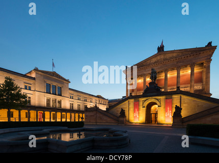 Vue de la nuit de Alte Nationalgalerie à droite et le Neues Museum sur l'île des musées à Berlin Allemagne Banque D'Images