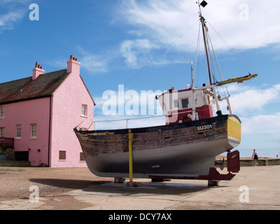 Petit bateau de pêche commerciale sur le quai, West Bay, anciennement connu sous le nom de port de Bridport, Dorset, UK 2013 Banque D'Images