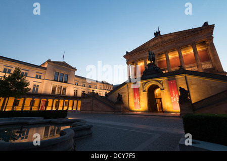 Vue de la nuit de Alte Nationalgalerie à droite et le Neues Museum sur l'île des musées à Berlin Allemagne Banque D'Images