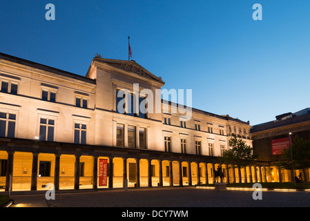 Vue en extérieur nuit de Neues Museum ou nouveau musée sur Museumsinsel à Berlin Allemagne Banque D'Images