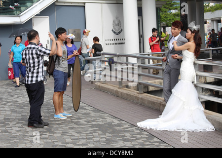 Un couple marié qui pose pour une photographie Banque D'Images