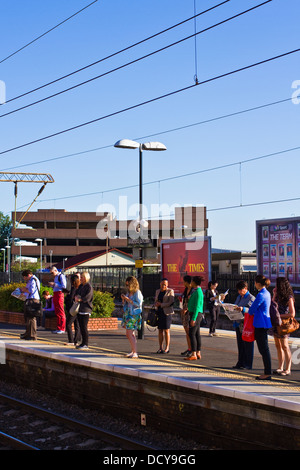 Les passagers sur la plate-forme en attente de train à la gare de Watford Junction Banque D'Images