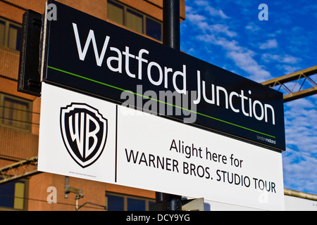 Warner Bros studio tour signe sur la plate-forme à la gare de Watford Junction Banque D'Images