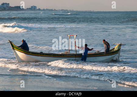 Les pêcheurs traditionnels locaux en revenant de la mer à Matinhos Ville, État du Parana, au sud de la côte du Brésil. Banque D'Images