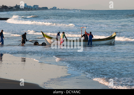 Les pêcheurs traditionnels locaux en revenant de la mer à Matinhos Ville, État du Parana, au sud de la côte du Brésil. Banque D'Images