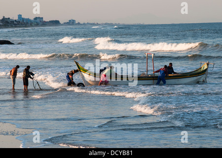 Les pêcheurs traditionnels locaux en revenant de la mer à Matinhos Ville, État du Parana, au sud de la côte du Brésil. Banque D'Images