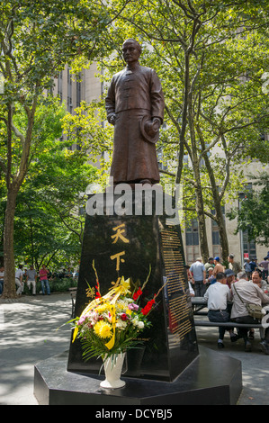 Statue de Dr. Sun Yat-sen à Columbus Park dans le quartier chinois à New York Banque D'Images