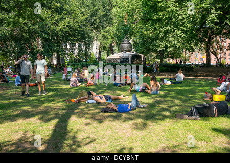 Les jeunes bénéficiant d''une journée d'été à Union Square Park à New York Banque D'Images