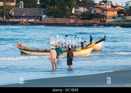 Les pêcheurs traditionnels locaux en revenant de la mer à Matinhos Ville, État du Parana, au sud de la côte du Brésil. Banque D'Images