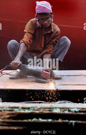 Un travailleur du Bangladesh sur un ferry en cours de rénovation à un chantier de Keraniganj, près de Dhaka, Bangladesh, le mercredi, 21 août, 2013. Ouvriers travaillant à l'élaboration ferries, qui implique de soudure, de découpage et de peinture, gagnent moins de 4 dollars par jour. Banque D'Images