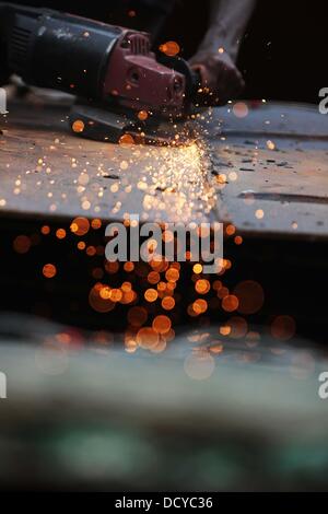 Un travailleur du Bangladesh sur un ferry en cours de rénovation à un chantier de Keraniganj, près de Dhaka, Bangladesh, le mercredi, 21 août, 2013. Ouvriers travaillant à l'élaboration ferries, qui implique de soudure, de découpage et de peinture, gagnent moins de 4 dollars par jour. Banque D'Images