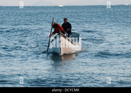 Les pêcheurs traditionnels locaux en revenant de la mer à Matinhos Ville, État du Parana, au sud de la côte du Brésil. Banque D'Images