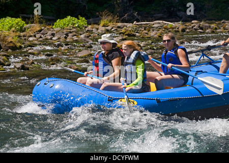 Une famille de white water rafting sur la partie supérieure de la rivière McKenzie dans l'Oregon Cascade Mountains Banque D'Images