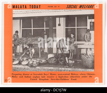 Un ensemble d'affiches photo intitulé « Malaya aujourd'hui », présentant des images capturant le paysage culturel et politique de la Malaisie à l'époque post-coloniale. Banque D'Images
