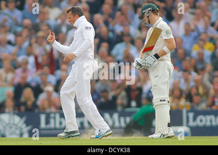 Londres, Royaume-Uni. 22 août, 2013. Graeme Swann célèbre en tenant le wicket de Mitchell Starc comme Steven Smith ressemble au cours de la deuxième journée de la 5ème Investec Ashes Cricket match entre l'Angleterre et l'Australie a joué à la Kia Oval Cricket Ground le 22 août 2013 à Londres, en Angleterre. Credit : Mitchell Gunn/ESPA/Alamy Live News Banque D'Images