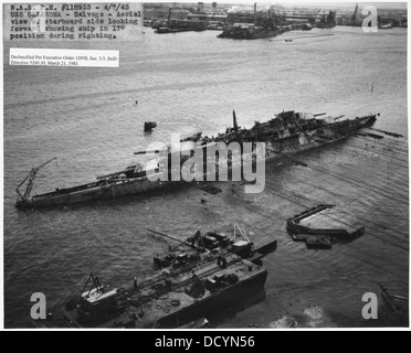 NASPH 5E118953- 4-7-43, USS Oklahoma- récupération- vue aérienne du côté tribord en regardant vers l'avant montrant le navire à 17 degrés... - 296959 Banque D'Images