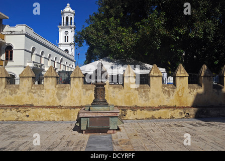 Ancien hôtel de ville (City Hall) avec statue du Pape Jean Paul II à l'avant-plan), Santo Domingo, République dominicaine, Caraïbes. Banque D'Images