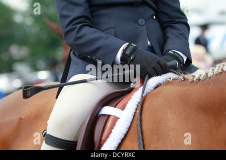 Une image en gros plan de cavalier assis sur un cheval. Banque D'Images