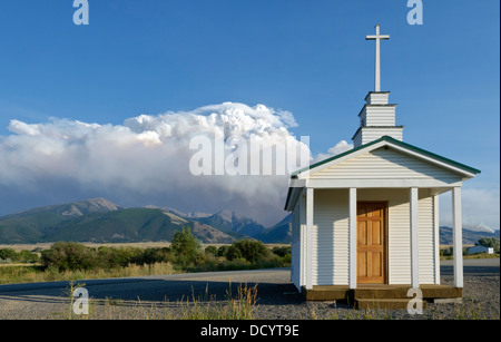 L'émigrant Fire fire storm forest fire burns sur la crête derrière la chapelle émigrant à Emigrant, Montana, dans la vallée du Paradis Banque D'Images