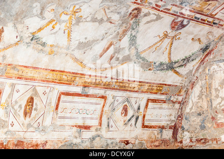 Des fresques sur un mur dans une salle qui fait partie d'une basilique à l'intérieur de la terrasse des maisons, Éphèse, Turquie Banque D'Images