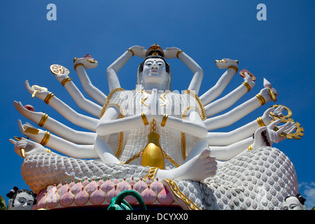 La statue du Bouddha de bras 18 à Wat Plai Laem sur l'Île de Ko Samui dans le golfe de Thaïlande. Banque D'Images