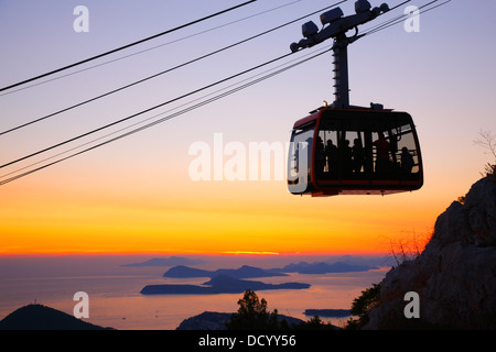 Le téléphérique de Dubrovnik, au coucher du soleil Banque D'Images