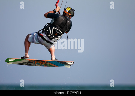 Un kiteboarder en plein vol au-dessus d'un lac. Banque D'Images