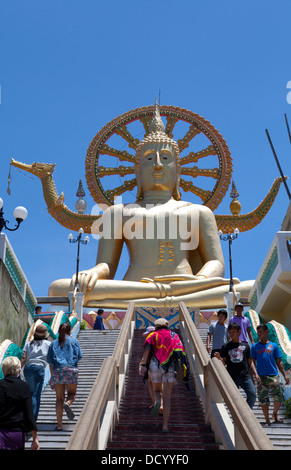 Une statue de Bouddha du Wat Phra Yai, Temple du Grand Bouddha sur l'Île de Ko Samui dans le golfe de Thaïlande. Banque D'Images