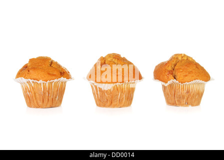 Muffins à la crème de caramel sur fond blanc Banque D'Images