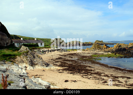 Un chalet est niché à l'Irlandais du Nord port de Ballintoy, comté d'Antrim Banque D'Images