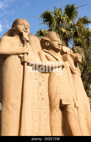 Statue à l'extérieur du Musée égyptien, également connu sous le nom de Musée d'antiquités égyptiennes et Musée du Caire, Le Caire, Egypte Banque D'Images