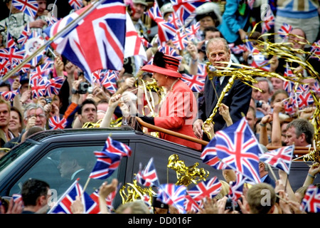 La reine Elizabeth II et Philip Duke d'Édimbourg se déplacent le long de la route Mall pendant les célébrations du Jubilé d'or à Londres en 2002 Banque D'Images