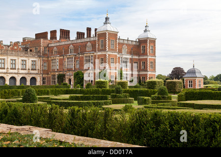 Hatfield House et jardins situé dans le comté de Hertfordshire, Angleterre. Banque D'Images