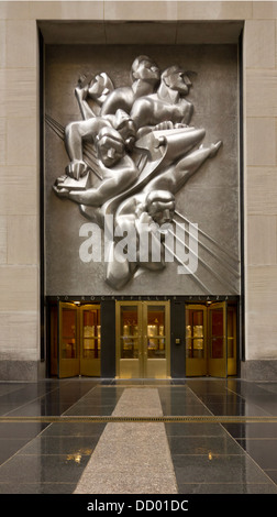 News sculpture par Isamu Noguchi à Rockefeller Center Banque D'Images