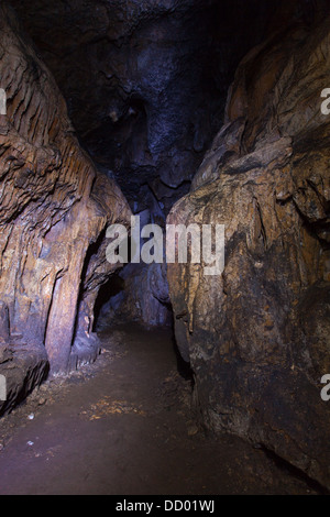 Dans une grotte de Crimée sur le plateau Chatyr-dag Banque D'Images