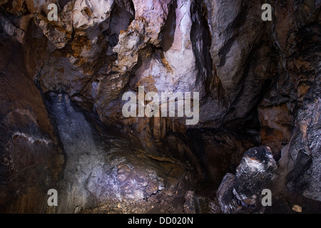 Dans une grotte de Crimée sur le plateau Chatyr-dag Banque D'Images