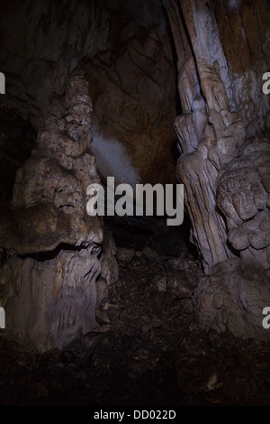 Dans une grotte de Crimée sur le plateau Chatyr-dag Banque D'Images