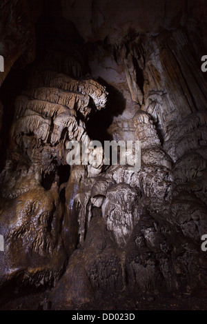 Dans une grotte de Crimée sur le plateau Chatyr-dag Banque D'Images