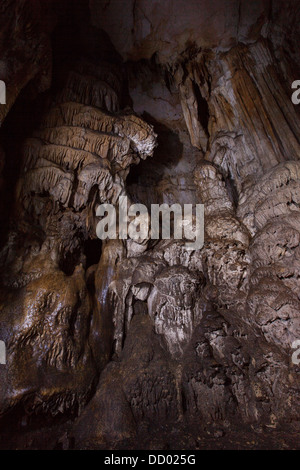 Dans une grotte de Crimée sur le plateau Chatyr-dag Banque D'Images