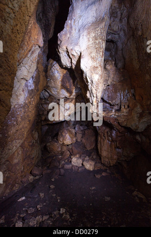 Dans une grotte de Crimée sur le plateau Chatyr-dag Banque D'Images