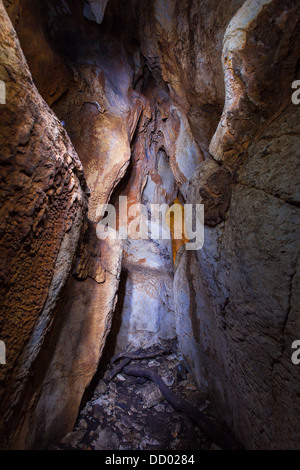 Dans une grotte de Crimée sur le plateau Chatyr-dag Banque D'Images