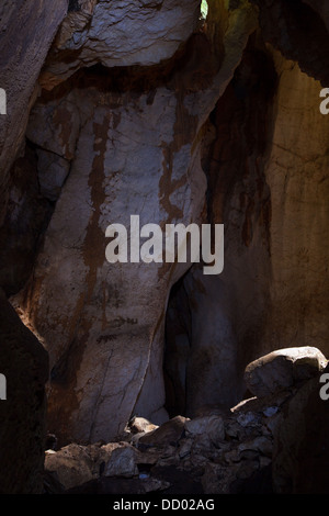 Dans une grotte de Crimée sur le plateau Chatyr-dag Banque D'Images