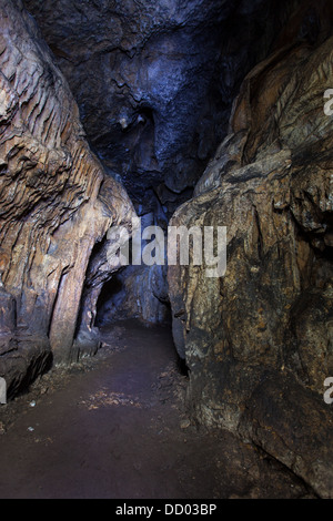 Dans une grotte de Crimée sur le plateau Chatyr-dag Banque D'Images