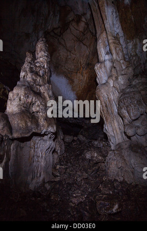 Dans une grotte de Crimée sur le plateau Chatyr-dag Banque D'Images