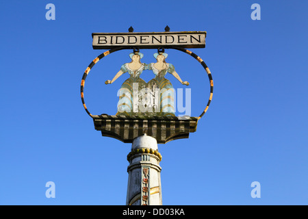 Cranbrook Kent signe village illustrant la femme de Biddenden Eliza et Mary Chulkhurst siamois conjoined) légendaire (jumeaux nés en 1100 décédé à l'âge de 34 ans, UK Banque D'Images