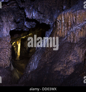 Dans une grotte de Crimée sur le plateau Chatyr-dag Banque D'Images